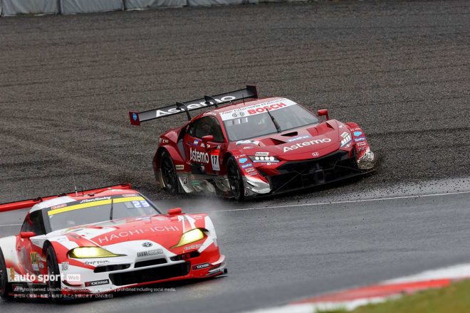 2023スーパーGT第1戦岡山　コースアウトからコースに戻るAstemo NSX-GT（塚越広大／松下信治）