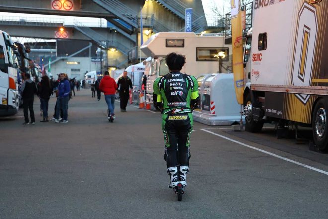 マッサージ部屋へ移動する渡辺一樹／2023EWC第1戦ル・マン24時間