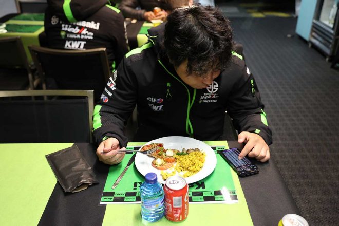 食事をとる渡辺一樹（TEAM KAWASAKI WEBIKE TRICKSTAR）／2023EWC第1戦ル・マン24時間