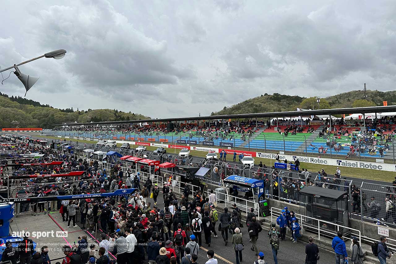 2023スーパーGT第1戦岡山　決勝日午前に行われているピットウォークの様子