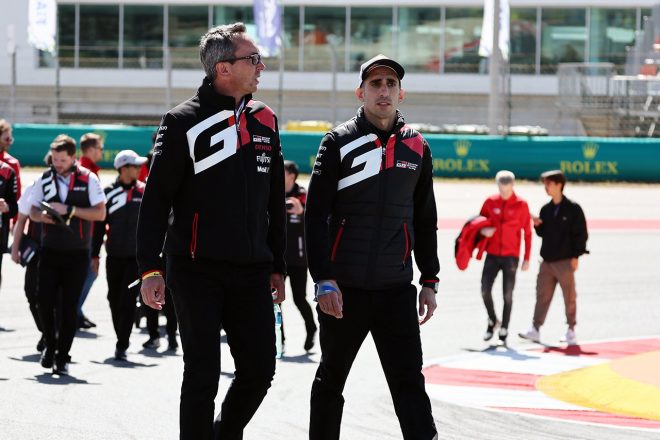 フォーミュラEでのアクシデントにより、手を負傷しているセバスチャン・ブエミ