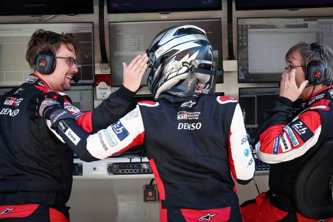 WEC第2戦の予選でポールポジションを獲得したトヨタ8号車GR010ハイブリッドのブレンドン・ハートレー。右はテクニカル・ディレクターのパスカル・バセロン