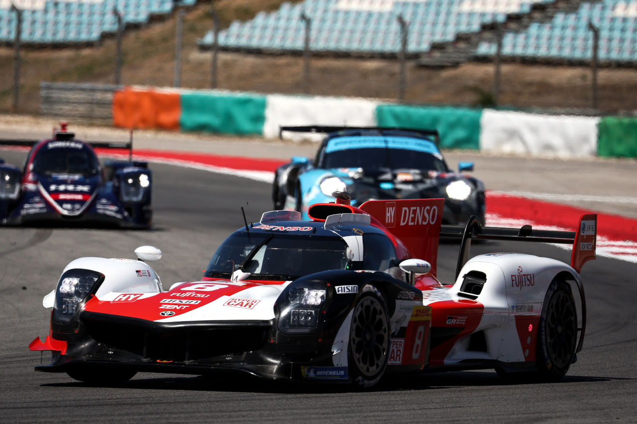 スタートから1時間後をトップで通過した8号車トヨタGR010ハイブリッド（TOYOTA GAZOO Racing）　2023年WEC第2戦ポルティマオ6時間レース