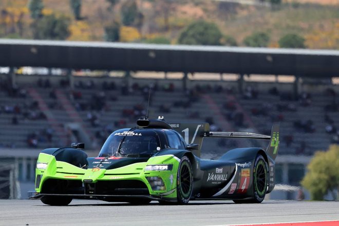 ブレーキと思われるトラブルに見舞われた4号車ヴァンウォール・バンダーベル680