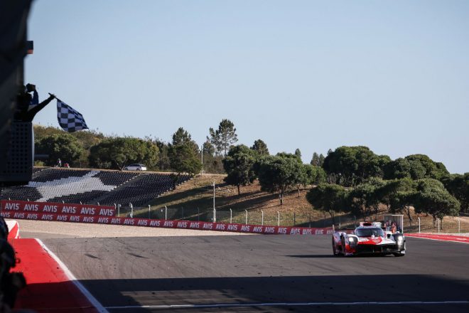 6時間レースのトップチェッカーを受ける8号車トヨタGR010ハイブリッド　2023年WEC第2戦ポルティマオ6時間