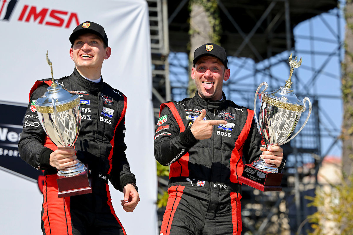 優勝した6号車ポルシェ963のマシュー・ジャミネ（左）とニック・タンディ（右）　2023年IMSA第3戦ロングビーチ