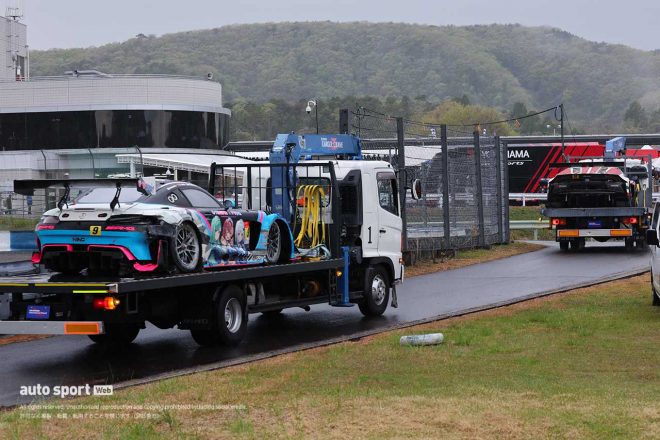 2023スーパーGT第1戦岡山　積載車で回収されるJLOC ランボルギーニ GT3とPACIFIC ぶいすぽっ NAC AMG
