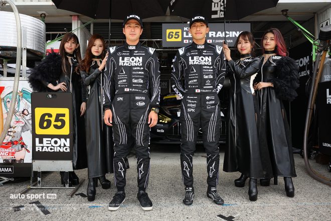 14-Aピット 65　K2 R&D LEON RACING 蒲生尚弥／篠原拓朗 レーシングスーツ：アルパインスターズ LEON RACING LADY：KAKA／浜嶋りな／広瀬晏夕／森本優香