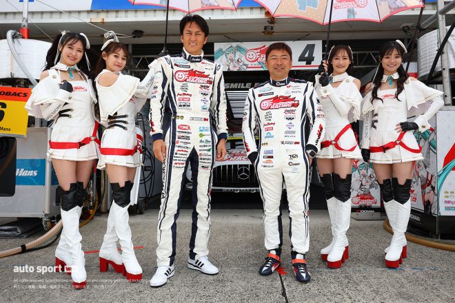 14-Bピット 4　GOODSMILE RACING & TeamUKYO 谷口信輝／片岡龍也 レーシングスーツ：グループエム（谷口）／エキュース（片岡） レーシングミクサポーターズ：相沢菜月／荒井つかさ／涼雅／美桜