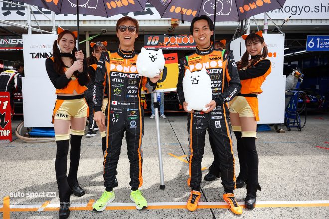 15-Bピット 10　GAINER 安田裕信／大草りき レーシングスーツ：グループエム R-1SE Force：大貫彩香／桜りん／セラ／ぽぽちゃん