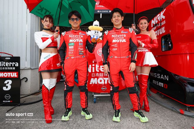 17-Cピット 3　NDDP RACING 千代勝正／高星明誠 レーシングスーツ：アルパインスターズ NGKスパークガール：葉月美優／MOTUL Circuit Lady：村瀬春香