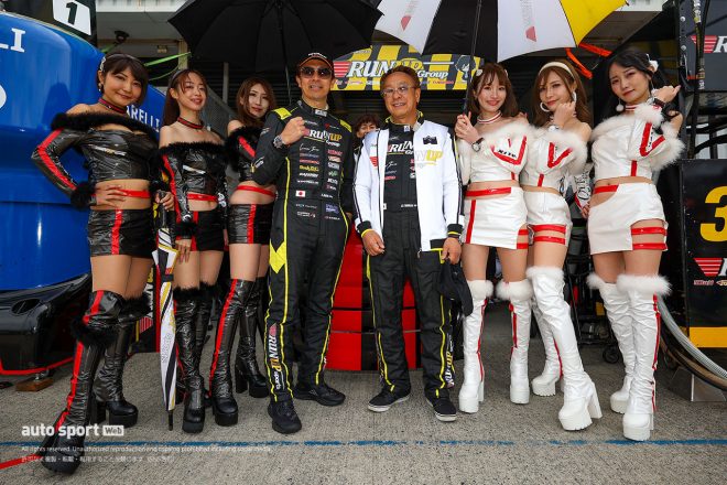 18-Aピット 360　TOMEI SPORTS 青木孝之／田中篤 レーシングスーツ：ARD マーキュリーエンジェルズ：綾瀬優／今村知可／太田久美／百田ゆり／丹内芽衣／葉月ゆうか