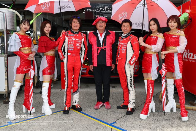 9-Aピット 22　R’Qs MOTOR SPORTS 和田久／城内政樹 レーシングスーツ：グループエム R’Qs Racing GIRLS：安西茉莉／菅田れもん／橘京／波岡なみ