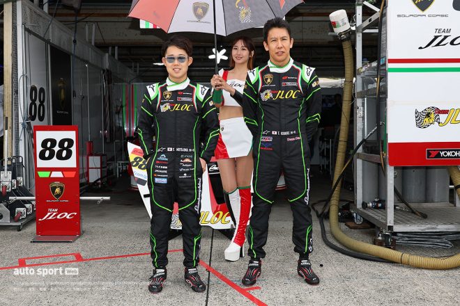 10-Bピット 88　JLOC 小暮卓史／元嶋佑弥 レーシングスーツ：アルパインスターズ JLOC DEA CORSA：美すず