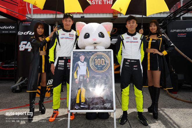 11-Bピット 18　TEAM UPGARAGE 小林崇志／小出峻 レーシングスーツ：スパルコ UP GARAGE HONEYS：阿比留あんな／前田星奈　アップちゃん