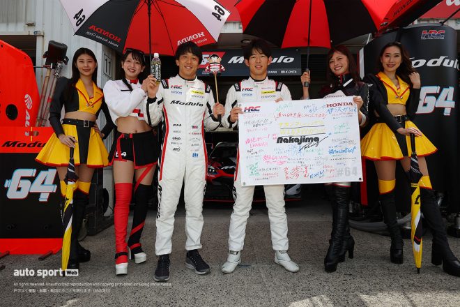 11-Cピット 64　Modulo Nakajima Racing 伊沢拓也／太田格之進 レーシングスーツ：スパルコ Moduloスマイル：池永百合／KENWOOD LADY：津田知美 ／DUNLOP GIRLS：籾山采子／椎レイナ