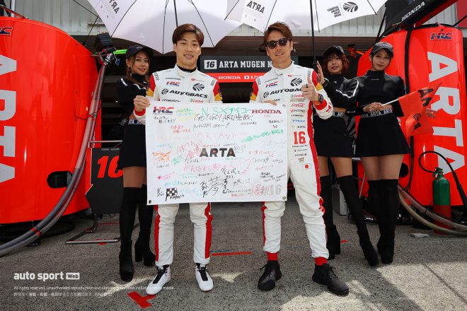 12-Aピット 16　ARTA 福住仁嶺／大津弘樹 レーシングスーツ：スパルコ ARTA GALS：木村理恵／沢すみれ／藤井マリー