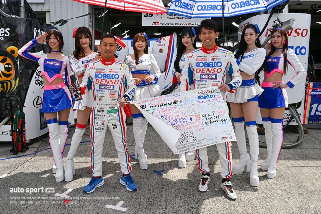 4-Cピット 39　TGR TEAM SARD 関口雄飛／中山雄一 レーシングスーツ：P1 KOBELCO GIRLS：太田麻美／林紗久羅／宮瀬七海／SARDイメージガール：木村楓／WAKO'S GIRLS：生田ちむ／滝川メグ