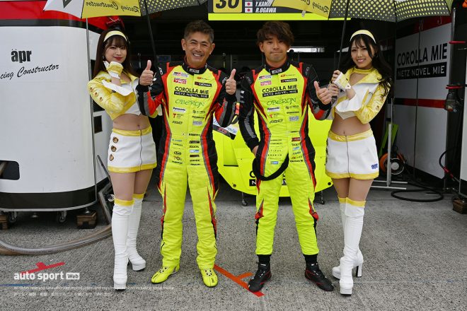 8-Aピット 30　apr 織戸学／上村優太 レーシングスーツ：ARD apr Victoria：今井みほ／さかいゆりや