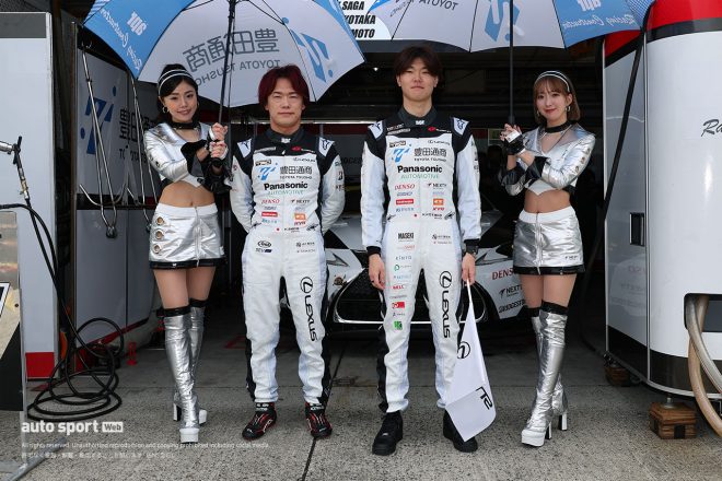 8-Bピット 31　apr 嵯峨宏紀／小高一斗 レーシングスーツ：アルパインスターズ apr Victoria：夏川いづみ／村上楓