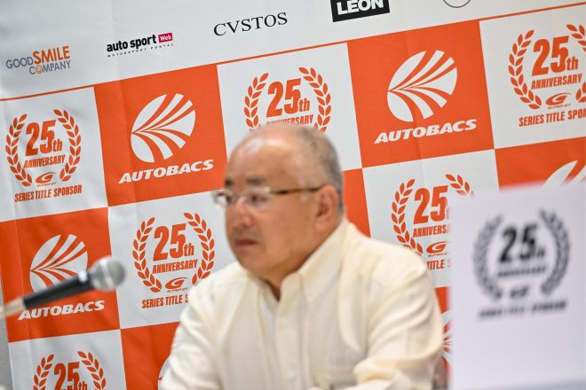 シリーズスポンサー就任により、会見や表彰台のバックボードに『auto sport web』のロゴが掲出される