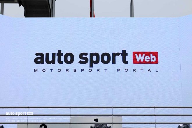 2023スーパーGT第1戦岡山の表彰台バックボードに表示された『auto sport web』のロゴ