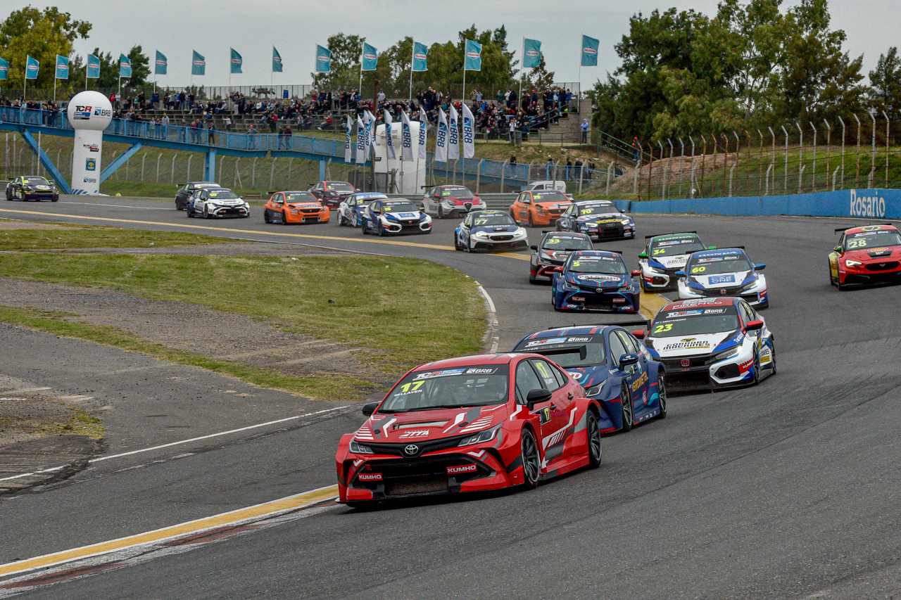 昨季もタイトル争いを展開したファン-アンヘル・ロッソ（パラディーニ・レーシング／トヨタ・カローラGRS TCR）が、ベルナルド・ラヴァー（トヨタ・チーム・アルゼンティーナ／トヨタ・カローラGRS TCR）とフロントロウを分け合う