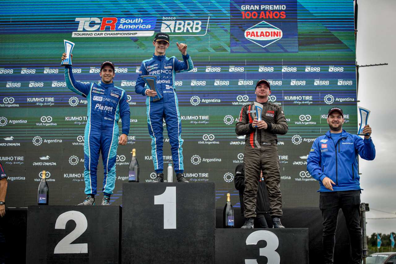 これで開幕から2戦連続で、オープニングのR1を制覇した18歳のモンテネグロ。スクアドラ・マルティーノもワン・ツーを決めた