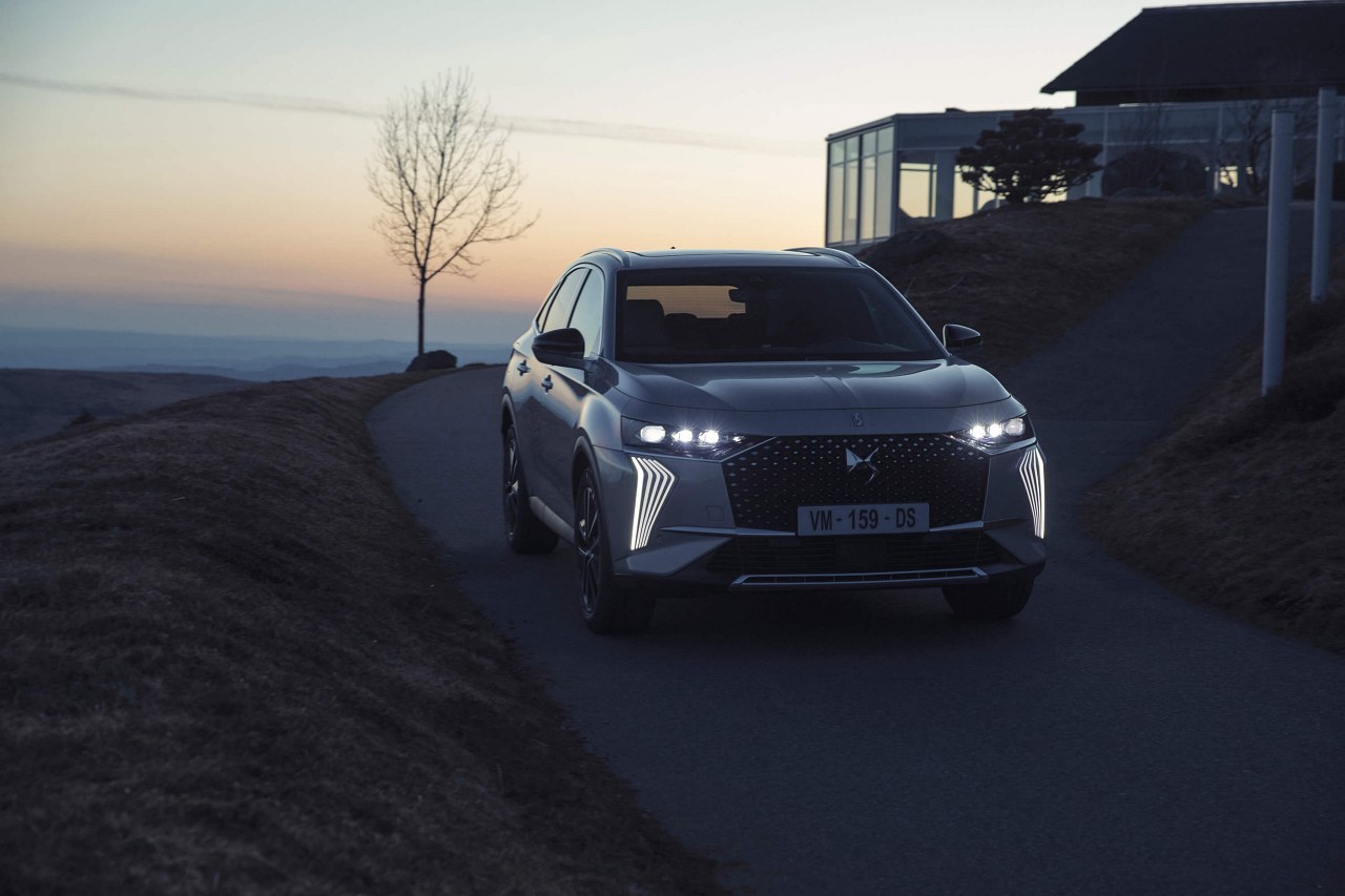 フロントフェイス両脇には、片側4本ずつ、垂直方向のライトシグネチャーを備えた“DSライトヴェール”を新採用