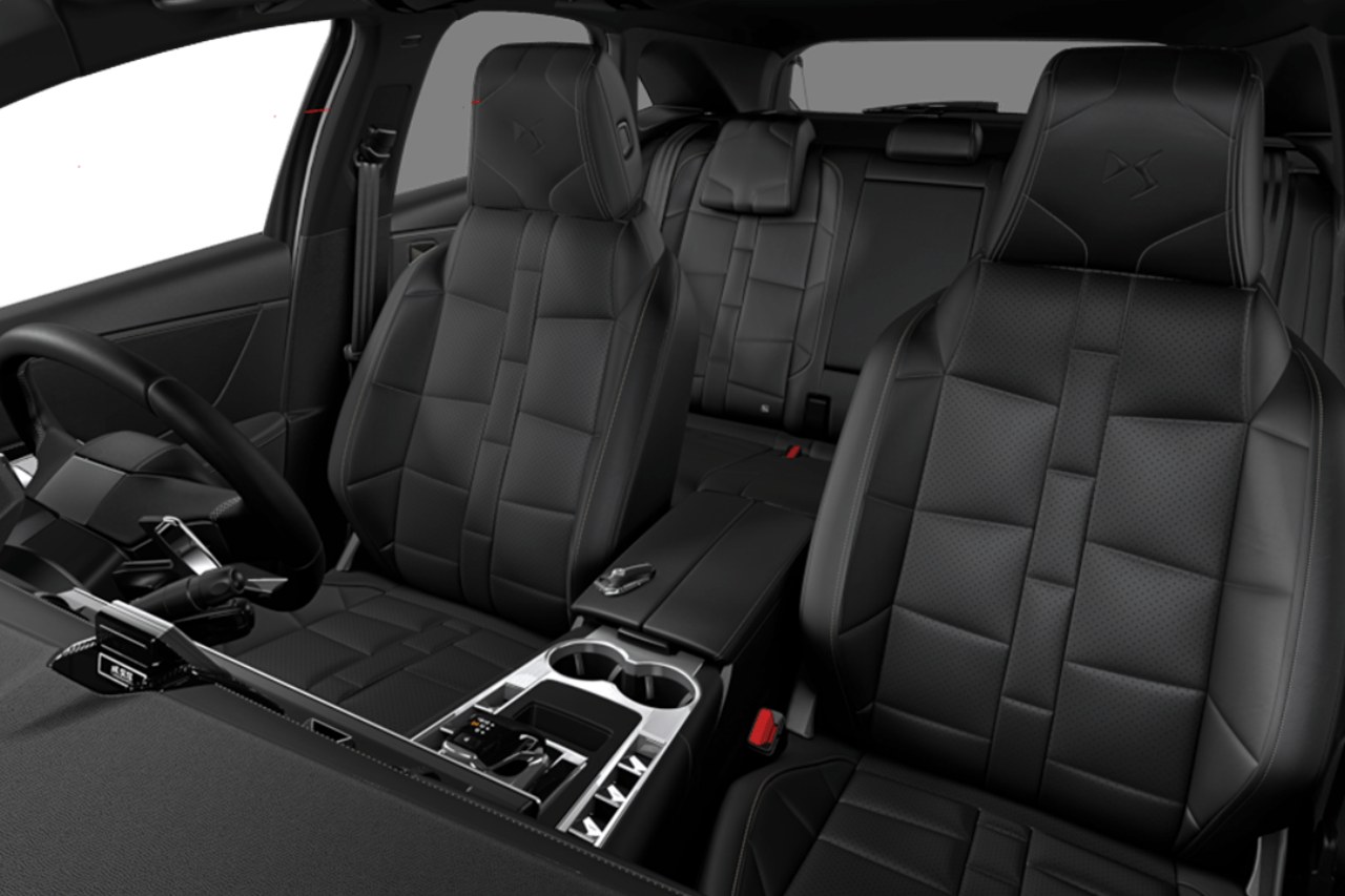 一枚革を贅沢に用いたウォッチストラップデザインのシートと併せ、上質なレザーの風合いに包まれたプレミアムな空間に仕立てられた