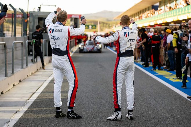 フィニッシュ後、ピットロードでジャービスのドライブする23号車を迎えるバン・デル・ガルデとピアソン