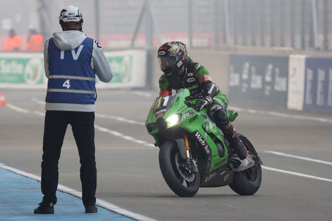 転倒を喫してピットに戻った岩戸亮介（TEAM KAWASAKI WEBIKE TRICKSTAR）／2023EWC第1戦ル・マン24時間