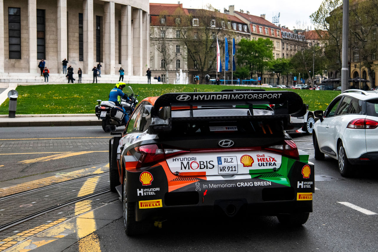 クロアチア・ラリーのプレイベントテスト中の事故で命を落とした、クレイグ・ブリーンを追悼するカラーリングをまとう『ヒョンデi20 Nラリー1』　2023年WRC第4戦クロアチア・ラリー
