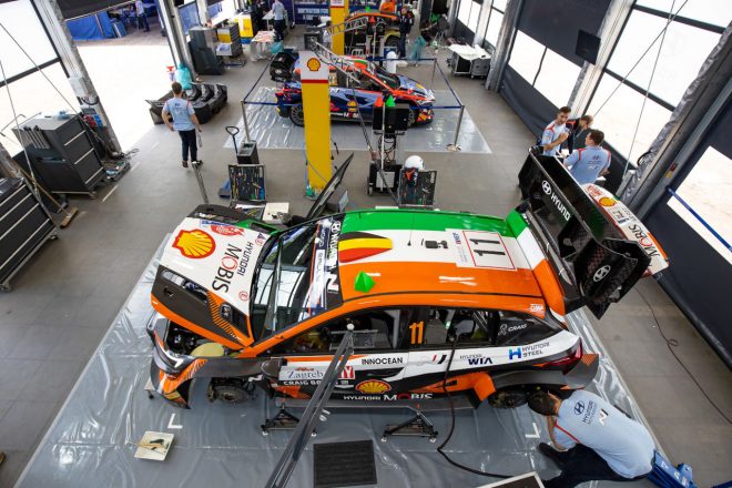 追悼カラーリングをまとったティエリー・ヌービルのマシン（手前）と、修復されたクレイグ・ブリーンのマシン（奥）　2023年WRC第4戦クロアチア・ラリー
