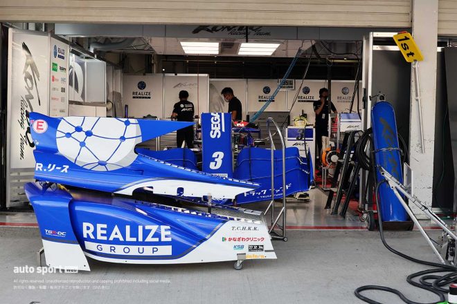 搬入日のKONDO RACINGの様子