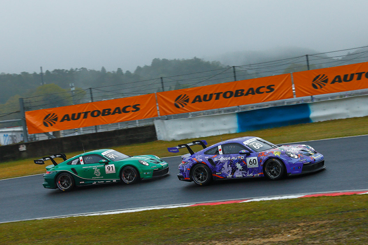 開幕戦でベテランの小河諒を追い上げる新人の佐藤巧望は、逆転で初優勝を飾る