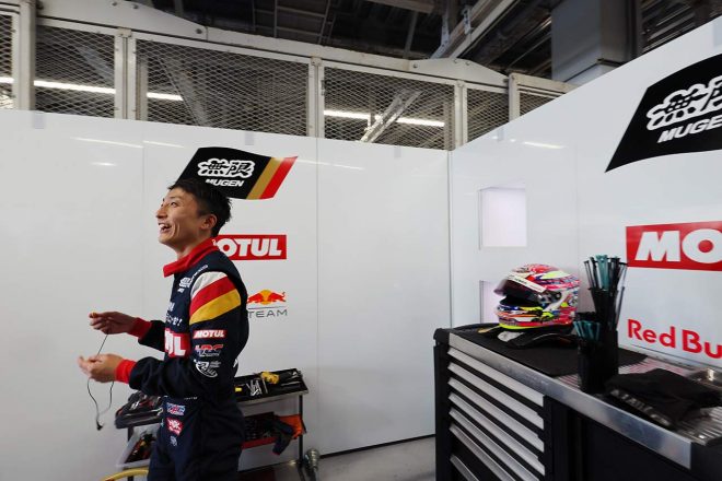 タイミングモニター上に現れては消える「走路外走行検証中」の文字に反応する野尻智紀（TEAM MUGEN）