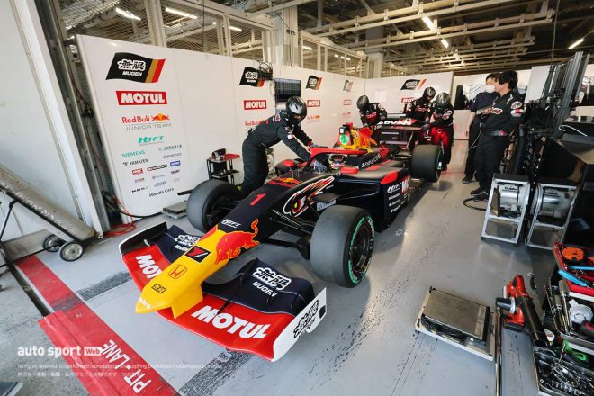 Q1を終えてガレージに戻される野尻智紀の1号車。この後、野尻はいったんマシンを降りる