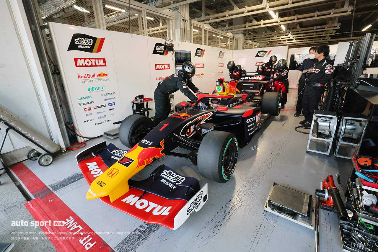 Q1を終えてガレージに戻される野尻智紀の1号車。この後、野尻はいったんマシンを降りる