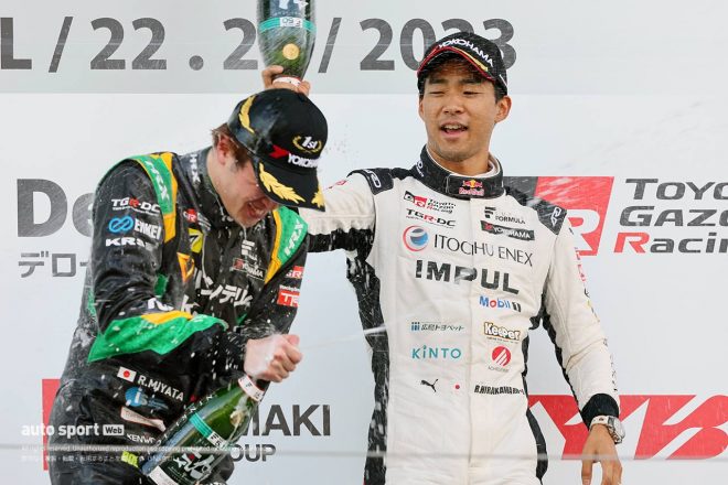 2023スーパーフォーミュラ第3戦鈴鹿　初優勝を果たした宮田莉朋（VANTELIN TEAM TOM’S）を讃える平川亮（ITOCHU ENEX TEAM IMPUL）