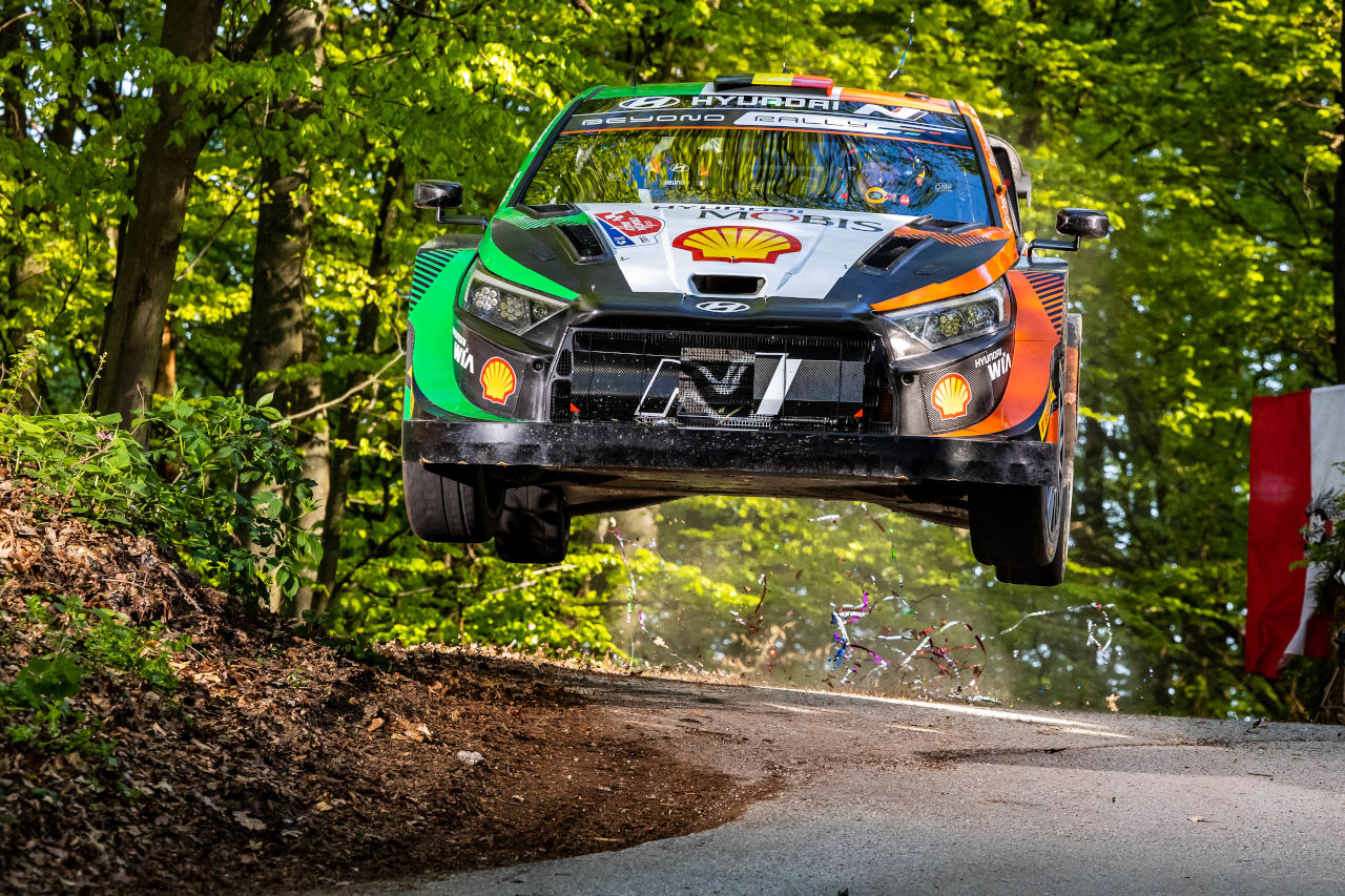 デイリタイアからの再出走後、最終パワーステージで最速タイムを記録。ボーナスの5ポイントを獲得したティエリー・ヌービル／マルティン・ウィダグ組（ヒョンデi20 Nラリー1）　2023年WRC第4戦クロアチア・ラリー