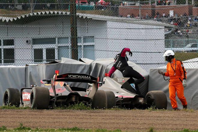 野尻智紀（TEAM MUGEN）と接触しクラッシュ、マシンから降りる大湯都史樹（TGM Grand Prix）