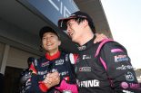 2023スーパーフォーミュラ第3戦鈴鹿予選　ポールを獲得した大湯都史樹を讃える野尻智紀