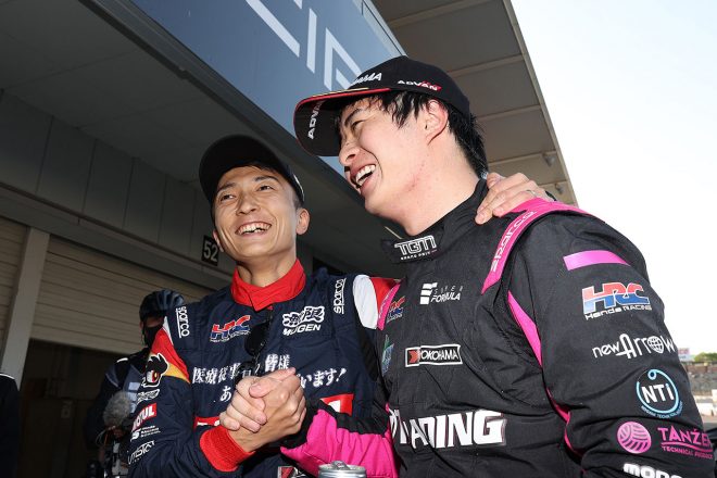 2023スーパーフォーミュラ第3戦鈴鹿予選 ポールを獲得した大湯都史樹を讃える野尻智紀