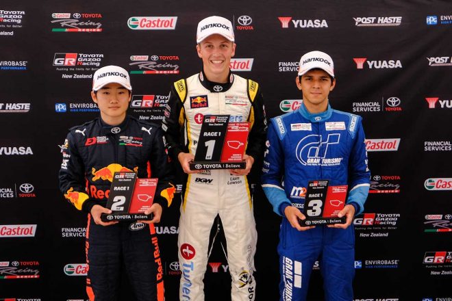 トヨタレーシングシリーズ参戦時の角田裕毅（左）、リアム・ローソン（中央）、イゴール・オオムラ・フラガ（右）