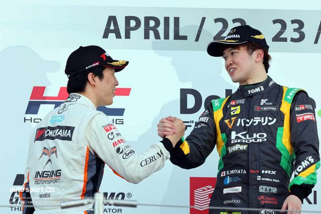 2位・坪井翔（P.MU/CERUMO・INGING）と表彰台で握手をかわす宮田莉朋（VANTELIN TEAM TOM’S）