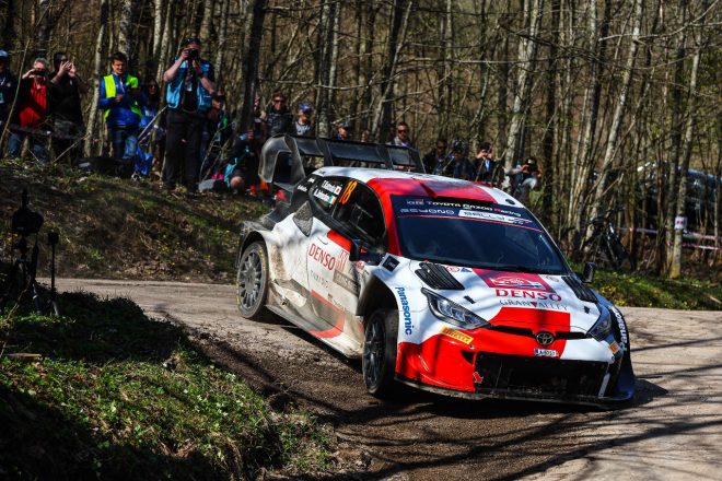 コーナーのイン側は前走車のインカットによって掻き出された泥や砂利で滑りやすい路面コンディションとなった 2023年WRC第4戦クロアチア・ラリー