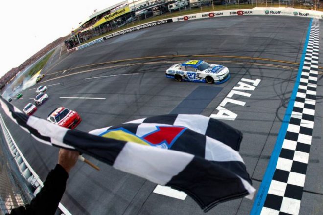 NASCARエクスフィニティ・シリーズ第9戦『Agプロ300』は、ジェブ・バートン(ジョーダン・アンダーソン・レーシング/シボレー・カマロ)が、チームにシリーズ初優勝をもたらした