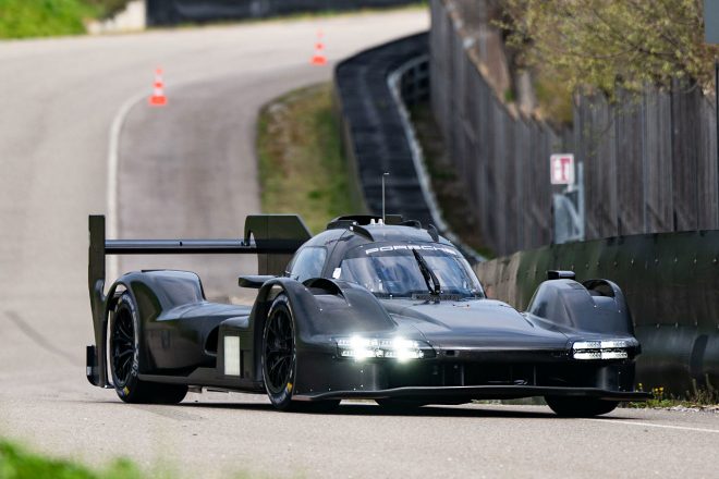 シェイクダウンを行うポルシェ963