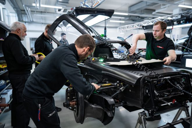 ヴァイザッハのファクトリーで組み立てられるポルシェ963